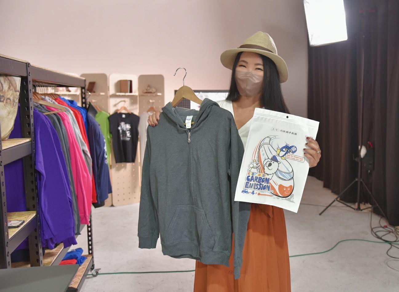 西莉亞手上就是所選擇的DTF膠片圖案及一件灰色帽T外套|奕昇有限公司 cecilia 220506 16