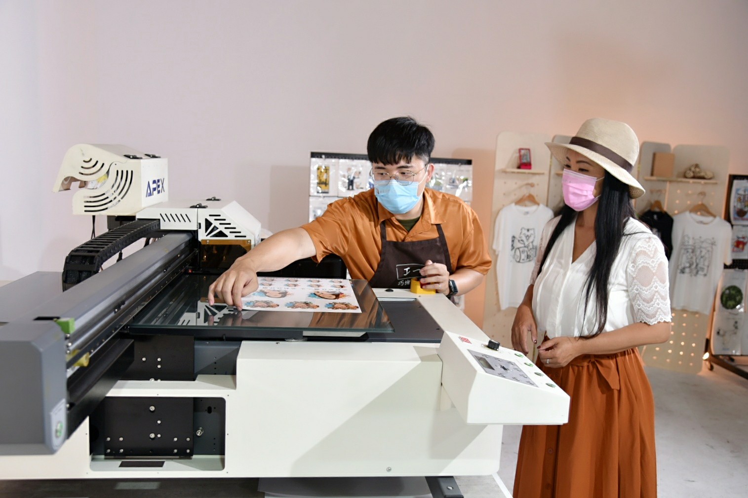 APEX UV6090T 桌上型UV數位直噴機 將剛剛西莉亞提供的Q版圖案利用A、B膜作業方式|奕昇有限公司 cecilia 220506 48